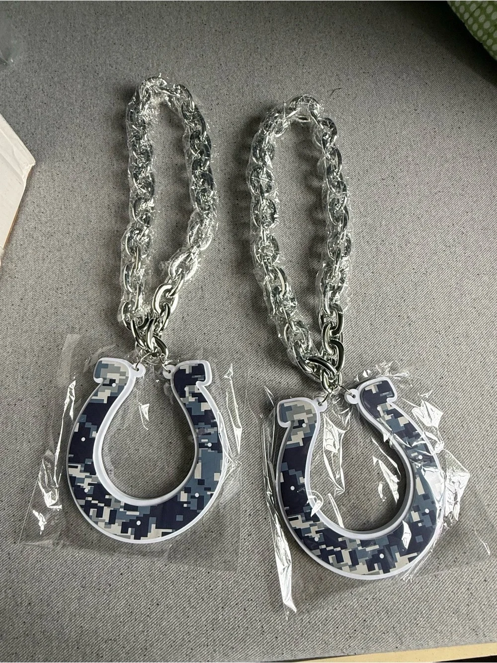 NFL Colts Commemorative Chain & Pendant - set of 2 - Picture 2 of 6